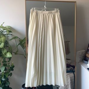 NWT. Uniqlo pleated midi skirt